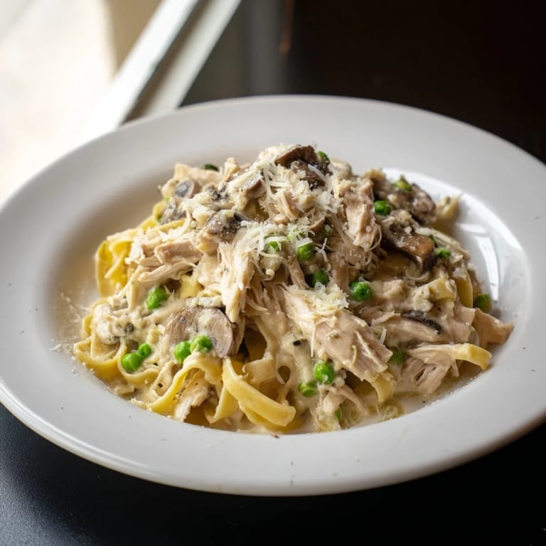 Imagine the aroma: creamy slow-cooker Creamy Chicken Alfredo, served over perfectly cooked pasta.